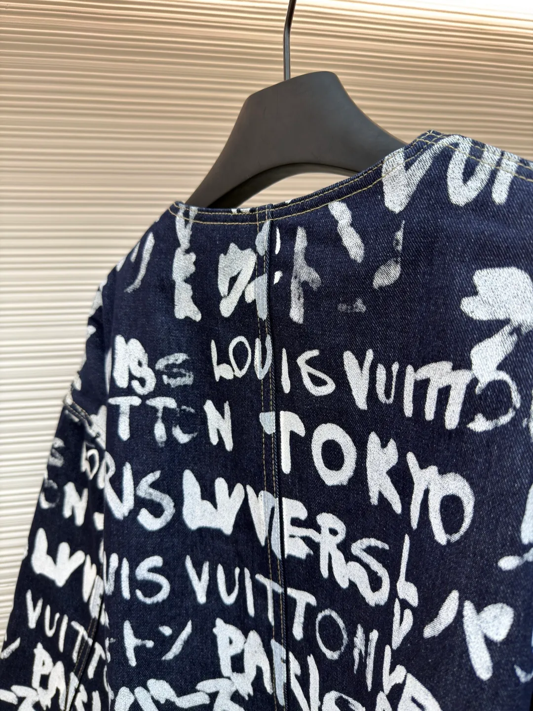 LOUIS VUITTON Tokyo-limited graffiti denim jacket ●Original version: 29999 purchase and development ●Item number: 1680939-C30 ●Fabric: denim fabric ●Technology: washed production ●Version: fitted version ●Weight: about 1180 grams ●Size: 46-48-50-52 ●Description: LV Scribble The print shows the encounter between traditional Japanese calligraphy and Western street art, using a "hand-drawn" style to express the brand logo, Paris and Tokyo. The casual design has an urban feel and can be paired with the matching jacket to complete the show. The overall wiring is straight and delicate, the fabric is comfortable and soft, and the color is consistent without color difference. It can be matched with the same style to create a fashionable look and control various occasions. Customized accessories, complete with three standards, same style for men and women!